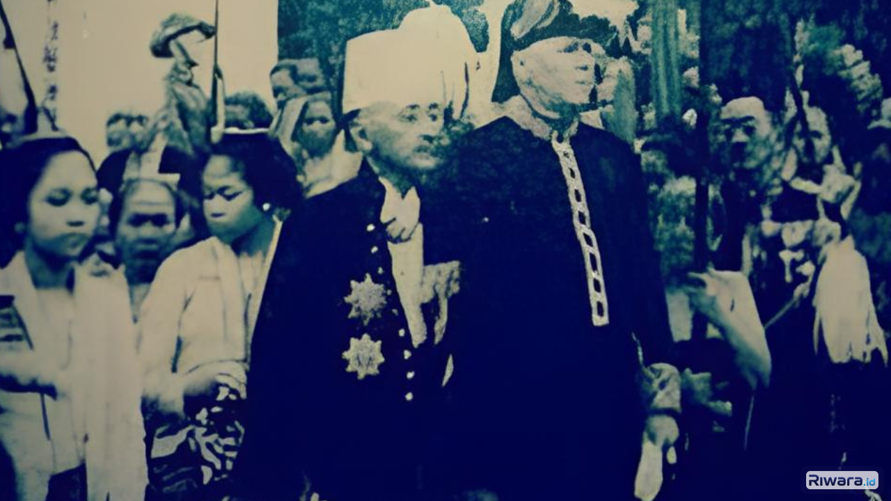 Pakubuwono XI berjalan dalam sebuah prosesi resmi di Surakarta pada akhir 1930-an. Di balik kemegahan busana, medali, dan kirab adat, masa penobatannya sarat tarik-menarik politik keraton dan campur tangan pemerintah kolonial Belanda.